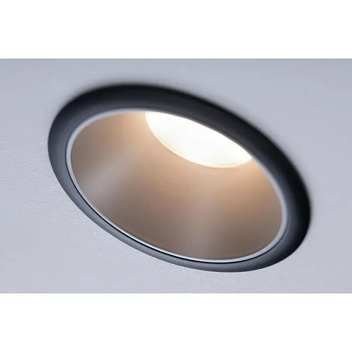 Paulmann Downlight LED empotrable Cole - 19,5 W, Negro/Plata, Blanco cálido, 3 ud. - Luminaria empotrada con un borde redondo y oscuro en un techo brillante. La luz interior brilla intensamente hacia abajo.