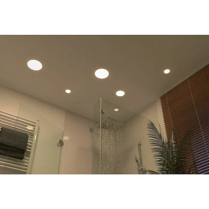 Paulmann LED-Panel rund Veluna VariFit - 4,5 W, Ø x H: 7,5 x 3,1 cm, Satin, Neutralweiß, 4.000 K - Moderne Badezimmerbeleuchtung mit mehreren Einbaustrahlern in einer stilvollen Nasszelle mit Dusche und Holzjalousien.