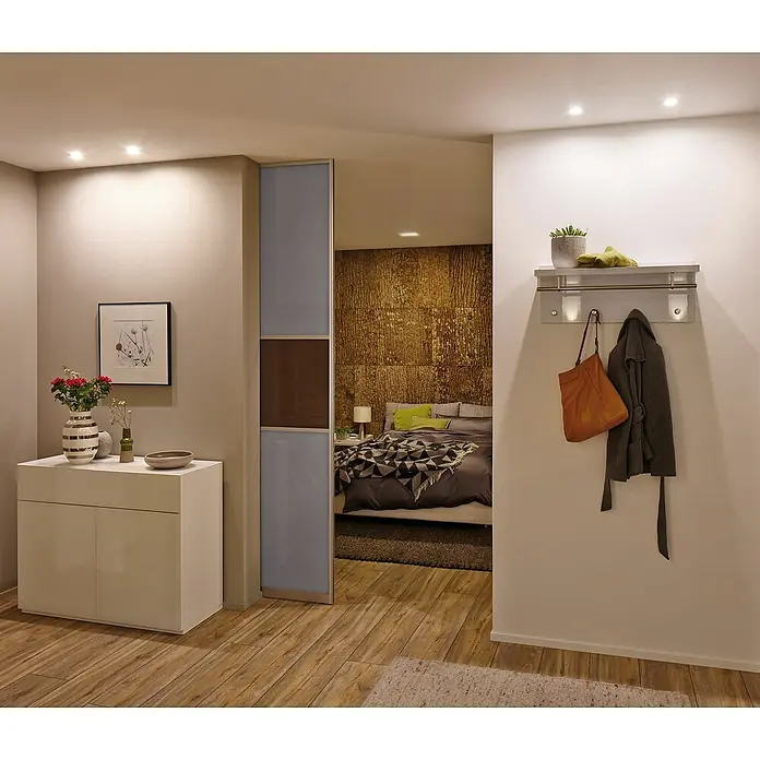 Paulmann LED-Einbauleuchte Nova - 6,5 W, Warmweiß, Leuchtenkopf beweglich - Fluransicht mit weißem Sideboard, Wandregal mit Kleidung und Blick in ein Schlafzimmer mit gemusterter Wand.