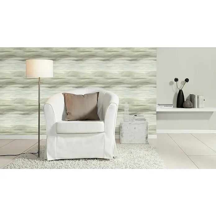 Rasch Poetry Vliestapete - Beige/Taupe, Uni, 10,05 x 0,53 m - Gemütliche Leseecke mit weißem Sessel und Stehlampe vor einer gemusterten Wand. Die Einrichtung ist modern und einladend.