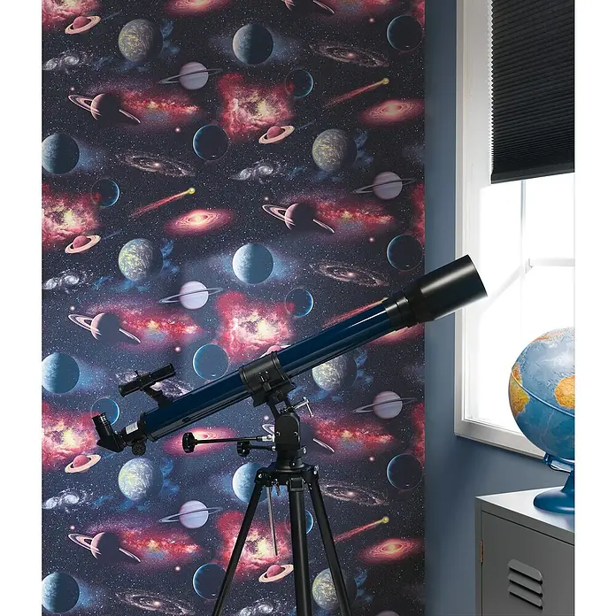 Rasch Kids & Teens III Vliestapete Weltall - Violett/Rot, Sonstiges, 10,05 x 0,53 m - Ein blaues Teleskop steht vor einer Wand mit Weltraummotiven und einem Fenster, das einen Globus beleuchtet.