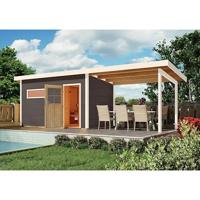 Karibu Seitendach - Passend für: Karibu Saunahaus Suva 2 & 3, 300 x 221,5 x 239 cm - Eine moderne Gartensauna mit brauner Holzverkleidung, hellem Dach und angrenzender Terrasse mit Esstisch und Stühlen.