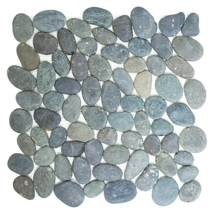 Mosaikfliese Kiesel XKF 002M - 31,5 x 31,5 cm, Dunkelgrau, Matt - Mosaikfliesen aus Flusssteinen. Die Fliesen sind quadratisch und mit grauen und blauen Steinen in verschiedenen Formen und Größen besetzt.