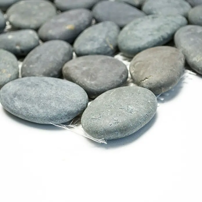 Mosaikfliese Kiesel XKF 002M - 31,5 x 31,5 cm, Dunkelgrau, Matt - Nahaufnahme von grauen Kieselsteinen, die auf einem weißen Netz liegen, ideal für dekorative Zwecke und zur Gestaltung von Oberflächen.