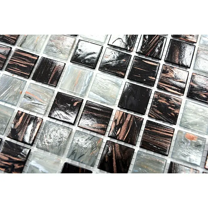 Mosaikfliese Quadrat Mix GM GSL 535 - 32,7 x 30,5 cm, Dunkelgrau, Glänzend - Nahaufnahme von glänzenden quadratischen Mosaikfliesen in Schwarz, Weiß und Braun, die ein modernes Design für Innenräume bieten.