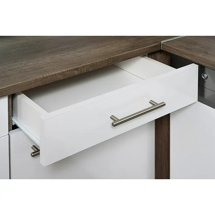 Respekta Winkelküche Oliver - B x T: 340 x 172 cm, Grau, Mit Elektrogeräten - Schublade in einem Eckunterschrank. Eine weiße Schublade mit einem silbernen Griff steht offen unter einer hölzernen Arbeitsplatte.