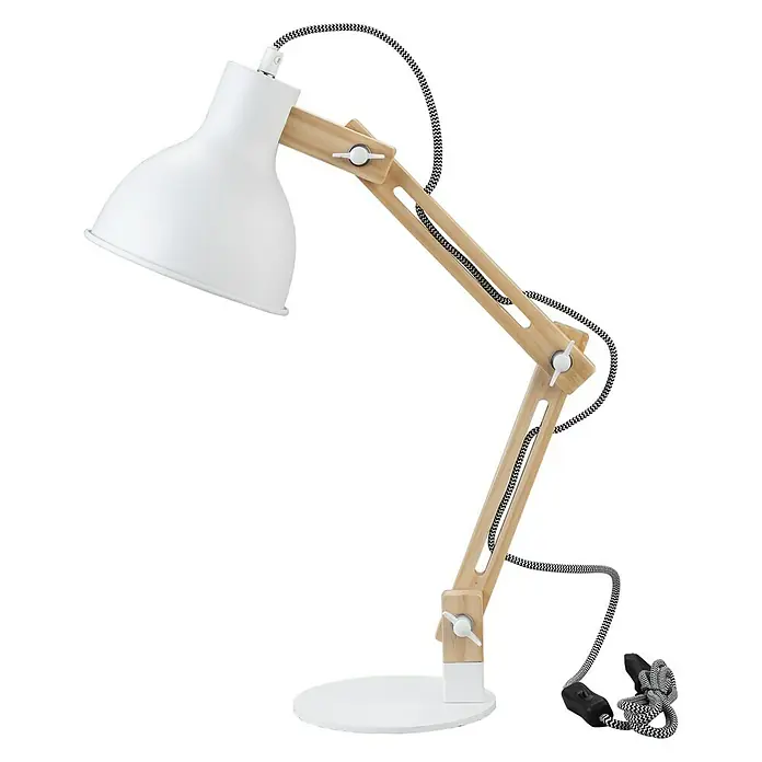 Tween Light Tischleuchte Wood - 40 W, L x B x H: 21 x 15,5 x 52 cm, E27 - Nahaufnahme einer weißen Schreibtischlampe mit hölzernen Gelenkarmen und einem grau-weiß gemusterten Kabel auf schwarzem Hintergrund.