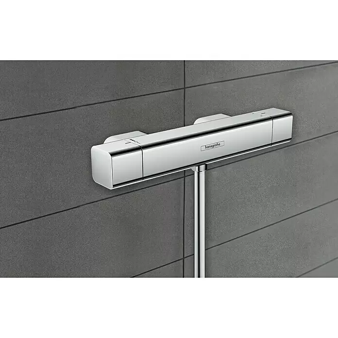 Hansgrohe Croma E Sistema de ducha - Con grifo termostático, Distancia entre orificios: 80 cm - 90 cm, Número de tipos de chorro: 4 ud., Cromo - Elegante termostato de ducha Hansgrohe cromado, diseño rectangular y controles de temperatura visibles.