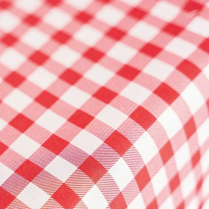 Bierbankauflagen-Set - Rot/Weiß, 240 x 70 cm, 100 % Polyester, 3 -tlg. - Nahaufnahme einer roten und weißen karierten Tischdecke, die eine gemütliche und einladende Atmosphäre für Mahlzeiten im Freien schafft.