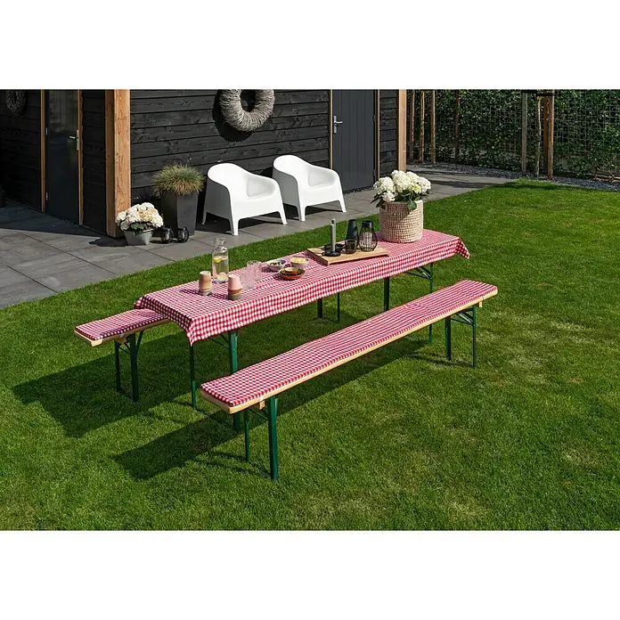Bierbankauflagen-Set - Rot/Weiß, 240 x 70 cm, 100 % Polyester, 3 -tlg. - Ein Gartentisch mit rot-weiß karierter Tischdecke und Bänken mit passenden Bezügen steht auf einem Rasen.