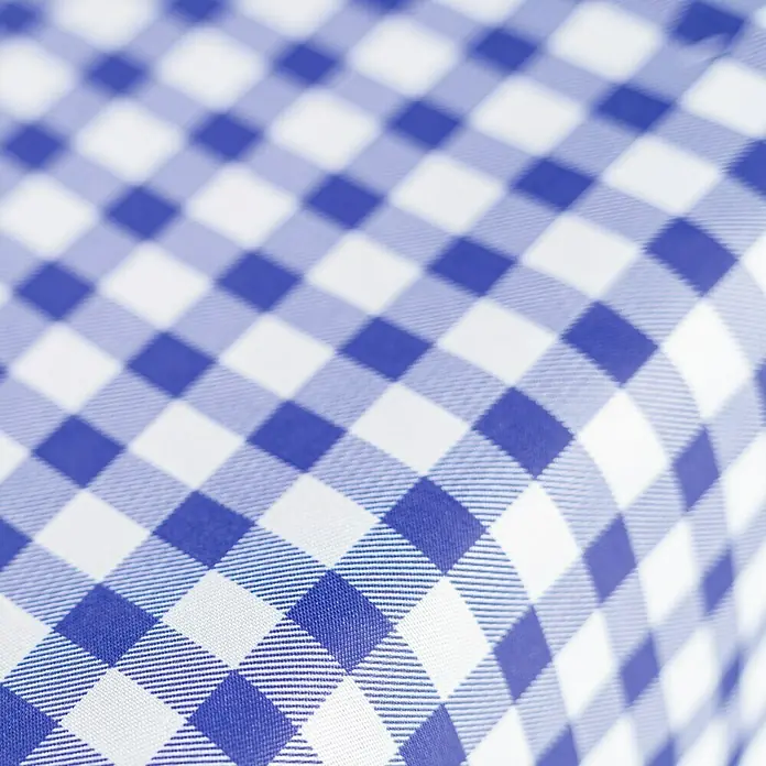 Bierbankauflagen-Set - Blau/Weiß, 240 x 70 cm, 100 % Polyester, 3 -tlg. - Nahaufnahme einer blau-weiß karierten Tischdecke, die ein klassisches und sauberes Muster zeigt.\n