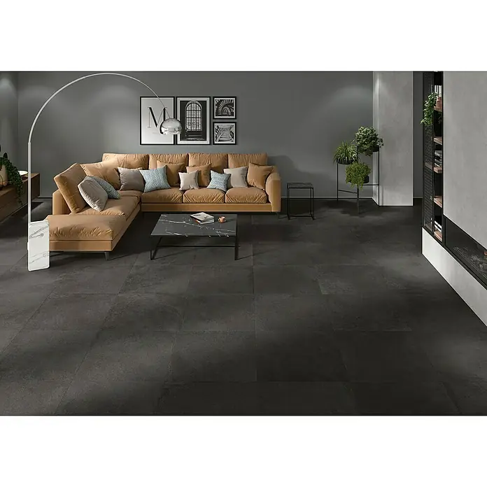 BHS Showroom Pavimento porcelánico Lorraine - 60 x 60 cm, Gris oscuro, Rectificado - Salón con baldosas de suelo oscuras de gran formato que crean un ambiente elegante y moderno. Las baldosas grises combinan perfectamente con el interior.