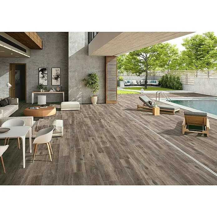 BHS Showroom Pavimento porcelánico Sanford Soft - 150 x 30 cm, Marrón, Rectificado - Acogedora zona exterior con piscina, tumbonas y un elegante suelo de madera que se extiende perfectamente a la zona de estar.