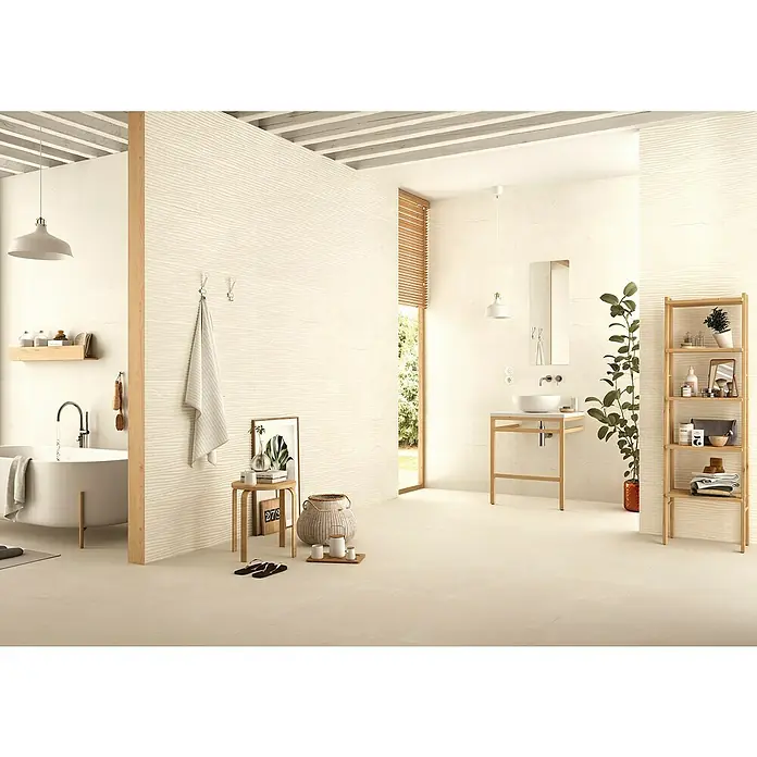 BHS Showroom Pavimento porcelánico Newlyn - 60 x 60 cm, Beige, Rectificado - Elegante diseño de baño con azulejos de pared texturizados, una bañera exenta y elementos de madera natural para un ambiente relajante.