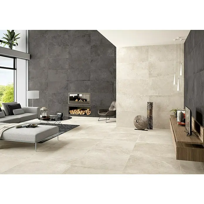 BHS Showroom Pavimento porcelánico Lorraine - 120 x 60 cm, Arena, Rectificado - Salón moderno y luminoso con grandes baldosas cuadradas en el suelo. Las baldosas de cerámica crean una estética minimalista y tranquila.