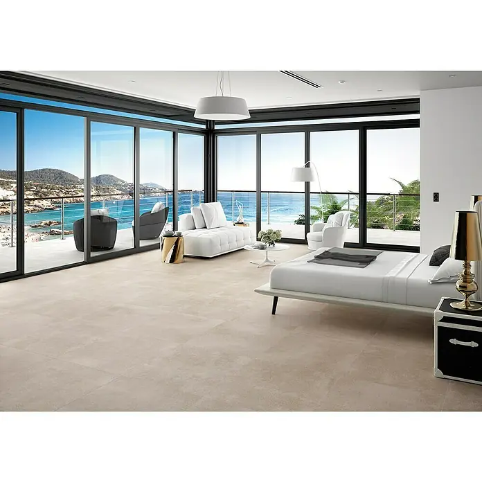 BHS Showroom Pavimento porcelánico Claire - 100 x 100 cm, Taupe, Rectificado - Interior luminoso con baldosas beige. El dormitorio se integra perfectamente en la sala de estar con acceso al balcón. ¡Disfrute de las vistas al mar!