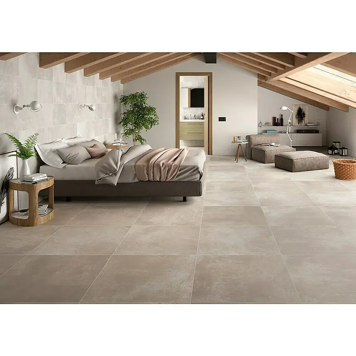 Pavimento porcelánico Rodano - 75 x 75 cm, Taupe, Rectificado - La imagen muestra un dormitorio elegante con baldosas grises claras, una cama cómoda y vigas de madera a la vista. La habitación tiene un ambiente acogedor y moderno.