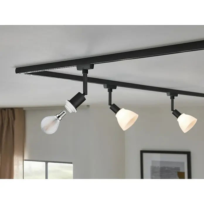 Paulmann URail LED-Spot DecoSystems - Lampenfassung: E14, Farbe: Schwarz - Schwarze Schienenleuchte mit drei Strahlern, einer mit Glühbirne, die für eine moderne Beleuchtung sorgt.\n