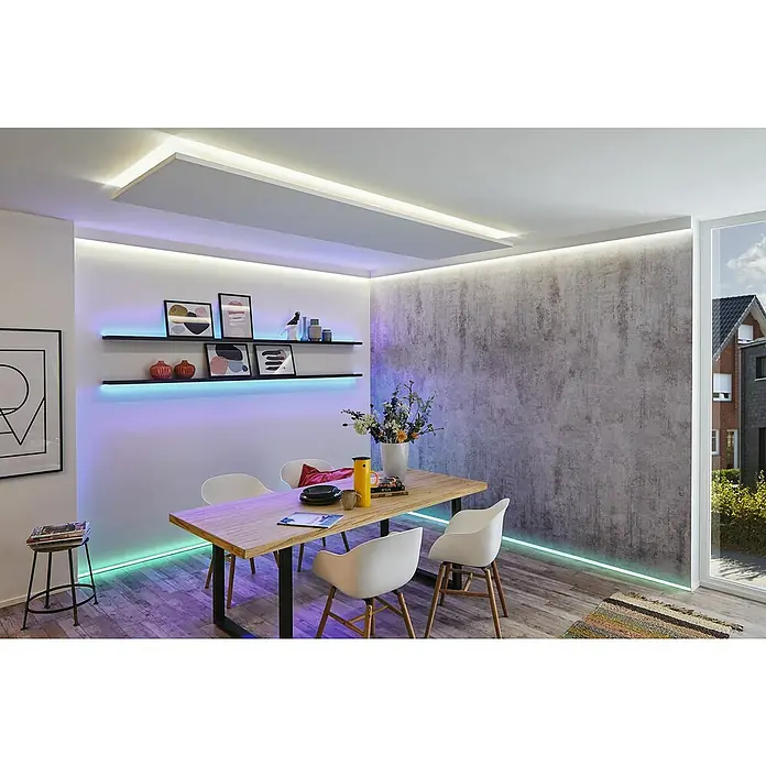 Paulmann MaxLED 250 Tira LED - Largo: 2,5 m, Color de luz: RGBW, 17 W, 675 lm, Ámbito de aplicación: Para interior - Comedor moderno con mesa, sillas, estanterías e iluminación indirecta para un ambiente acogedor. El diseño de la luz es un punto fuerte.