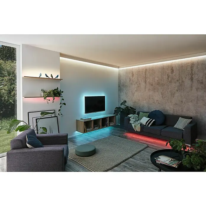 Paulmann MaxLED 250 LED-Band Basisset RGBW Protecting Cover IP44 - Länge: 1,5 m, Lichtfarbe: RGBW, 10 W, 345 lm - Wohnzimmer mit farbiger LED-Beleuchtung unter Regalen, TV-Möbel und Sofa, die eine gemütliche Atmosphäre erzeugt.