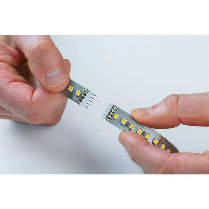 Paulmann MaxLED 250 Tira LED - Largo: 1 m, Blanco neutro, 4 W, 270 lm, IP20 - Primer plano de un conector de tira LED, que muestra la facilidad de conectar componentes de iluminación LED para soluciones de iluminación flexibles.