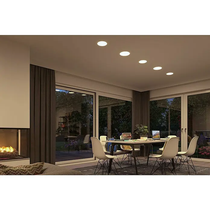 Paulmann LED-Panel rund Veluna VariFit - 8,5 W, Ø x H: 12,5 x 3,1 cm, Satin, Neutralweiß, 4.000 K - Moderne Deckenleuchten erhellen einen eleganten Essbereich mit Kamin und großen Fenstern. Warmes Licht sorgt für Atmosphäre.