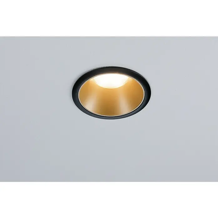 Paulmann LED-Einbauleuchte Cole - 6,5 W, Schwarz/Gold, Warmweiß, 1 Stk. - Nahaufnahme einer modernen, eingelassenen Deckenleuchte mit goldenem Inneren und schwarzem Rahmen, die ein warmes Licht ausstrahlt.