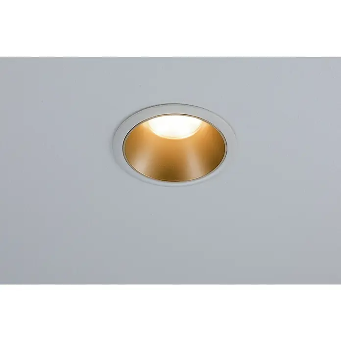 Paulmann LED-Einbauleuchte Cole - 19,5 W, Weiß/Gold, Warmweiß, 3 Stk. - Nahaufnahme einer Deckenleuchte mit goldenem Reflektor und weißem Rahmen, die warmes Licht in einem modernen Raum spendet.