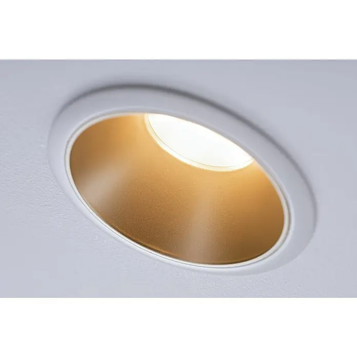 Paulmann Downlight LED empotrable Cole - 19,5 W, Blanco/Dorado, Blanco cálido, 3 ud. - Primer plano de una moderna luz de techo LED empotrable redonda con reflector dorado y borde blanco, que emite un brillo cálido.