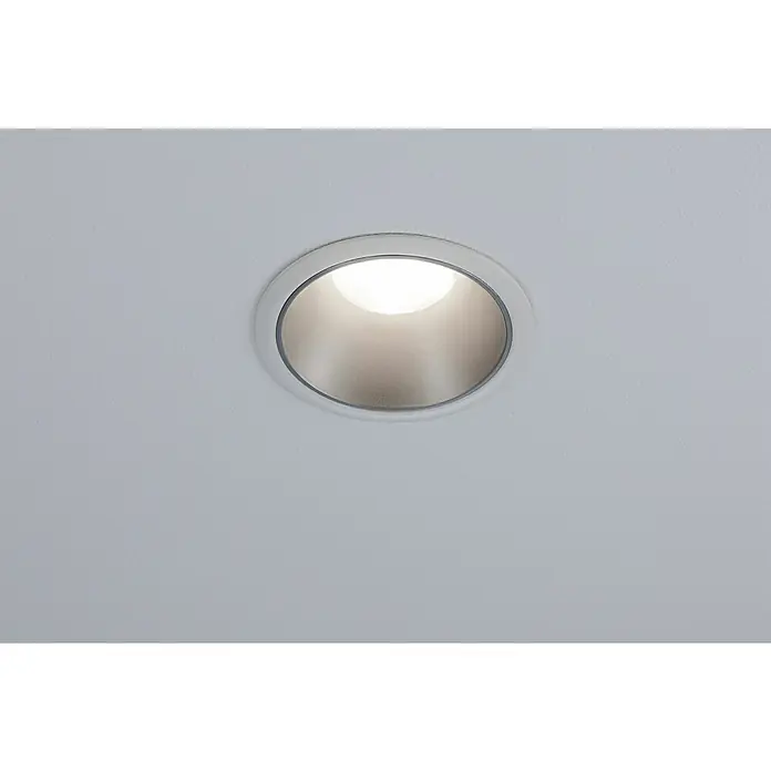 Paulmann LED-Einbauleuchte Cole - 19,5 W, Weiß/Silber, Warmweiß, 3 Stk. - Nahaufnahme einer weißen Einbauleuchte in einer Decke, die ein warmes, einladendes Licht ausstrahlt.