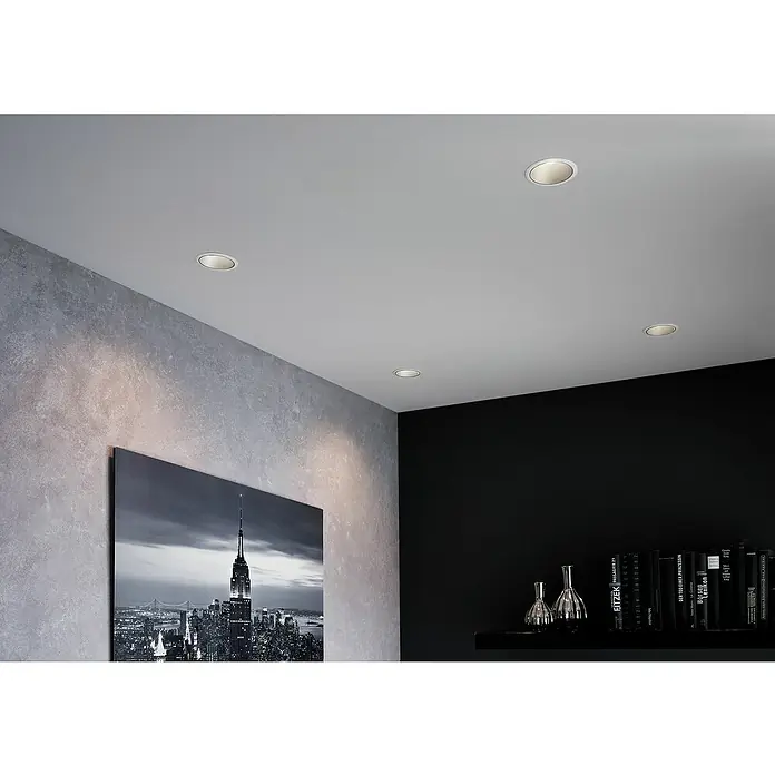 Paulmann LED-Einbauleuchte Cole - 19,5 W, Weiß/Silber, Warmweiß, 3 Stk. - Raum mit vier eingelassenen Deckenleuchten, die den Raum beleuchten und ein modernes Ambiente schaffen.