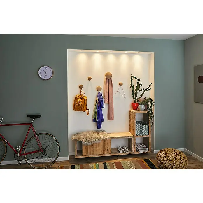 Paulmann Set de focos LED empotrables Nova MIni - 12 W, Hierro cepillado, Blanco cálido, Cabezal de lámpara móvil - Un elegante recibidor con perchero con ganchos de madera, banco y una bicicleta roja con un diseño moderno.