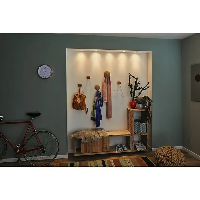 Paulmann LED-Einbauleuchte rund Nova Mini - 4 W, Eisen gebürstet, Warmweiß, Leuchtenkopf beweglich - Ein einladender Eingangsbereich mit einer stilvollen Garderobe, runden Wandhaken, einer Bank und dekorativen Elementen wie einer Pflanze und einem Teppich.