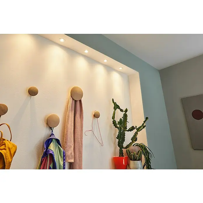 Paulmann LED-Einbauleuchte rund Nova Mini - 4 W, Eisen gebürstet, Warmweiß, Leuchtenkopf beweglich - Innenaufnahme eines Flurs mit Holzknöpfen an der Wand und eingelassenen Strahlern in der Decke.