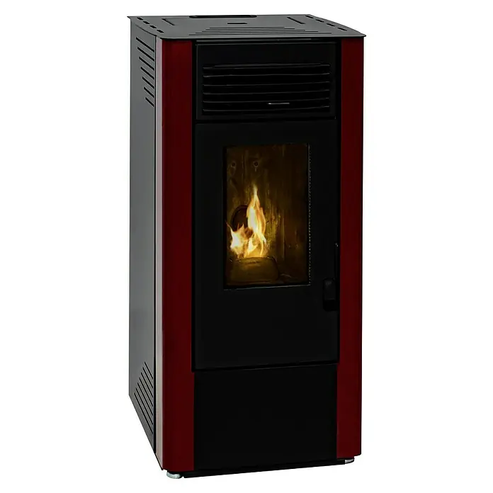 Estufa de pellets Nueva King 10 - 8,61 kW, Volumen de calefacción: 185 m³, 0,9 kg/h - 1,9 kg/h, Burdeos/Negro - Primer plano de una estufa de pellets con panel lateral rojo y frontal negro, con un fuego encendido en su interior.