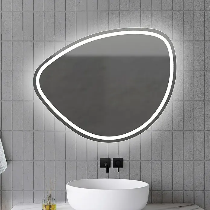 Espejo con luz Stone - 80 x 60 cm - Elegante diseño de baño con un moderno espejo iluminado de forma irregular sobre un elegante lavabo redondo.