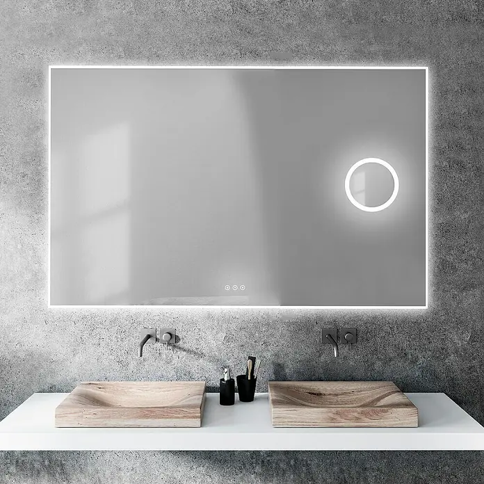 Espejo con luz Shira - 120 x 80 cm - La imagen muestra un espejo de baño moderno con iluminación integrada sobre un lavabo doble con lavamanos de madera, destacando un diseño minimalista y elegante.