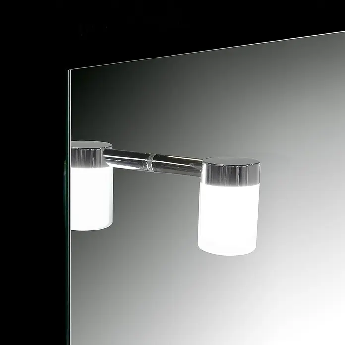 Camargue Espejo con luz Milan - 60 x 75 cm, Cromo, Bandeja - Primer plano de una moderna lámpara de baño con dos puntos de luz sujeta a un espejo, creando un ambiente elegante.