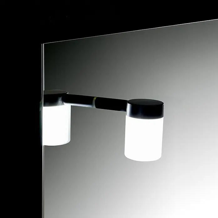 Camargue Espejo con luz Milan - 60 x 75 cm, Negro, Bandeja - Primer plano de una lámpara de espejo moderna con dos fuentes de luz cilíndricas y marco negro.