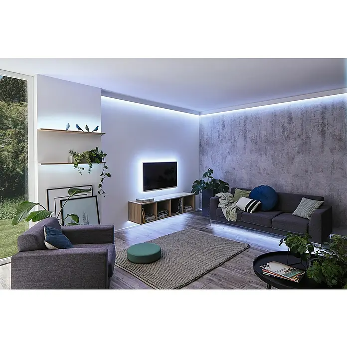 Paulmann Tira LED Set básico - Largo: 5 m, Color de luz: Blanco cálido, 50 W, 5.500 lm, 24 V - Sala de estar moderna con iluminación LED en paredes, techo, TV y muebles, creando un ambiente relajante.