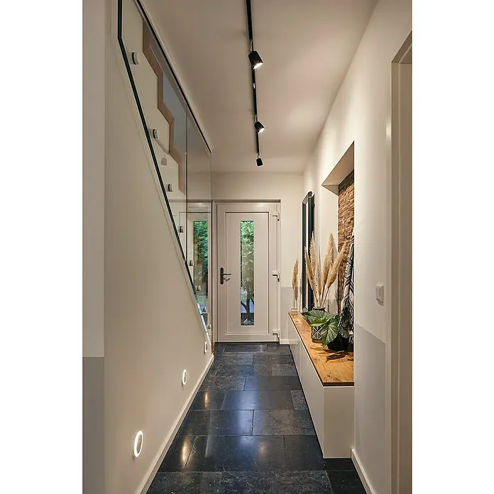 Paulmann URail Basis-Set - Schwarz, Länge: 2,3 m, Metall - Ein heller Flur mit dunklem Steinboden, Treppe mit Glasgeländer und moderner Beleuchtung. Elegantes Design für ein stilvolles Zuhause.