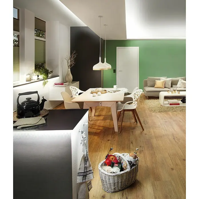 Paulmann MaxLED 1.000 Tira LED - 2,5 m, Blanco cálido - Interior de un comedor con una mesa, sillas y una isla de cocina. La isla de cocina se ve en la esquina izquierda.
