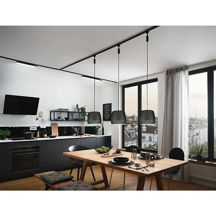 Paulmann URail 2Easy Pendelleuchte Basic - 20 W, Schwarz, Chrom, Höhe: 150 cm - Moderne Küche mit schwarzen Hängelampen über einem Holztisch, stilvolles Design für Essbereich und Küchenbeleuchtung.