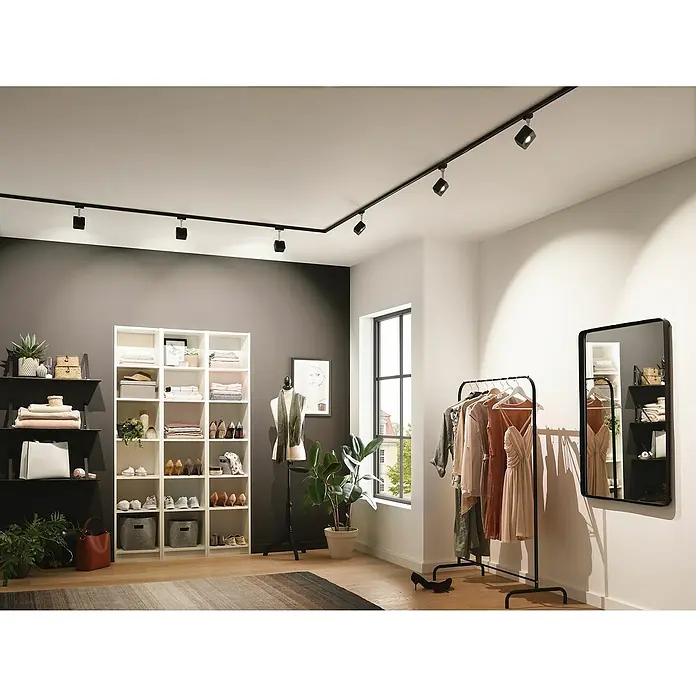Paulmann URail Stromeinspeisung - 100 cm, 1.000 W, Schwarz, Inkl. Endkappen - Elegantes Ankleidezimmer mit stilvoller Kleiderstange, passendem Spiegel und praktischem, quadratischen Deckenstrahlersystem für optimale Beleuchtung.