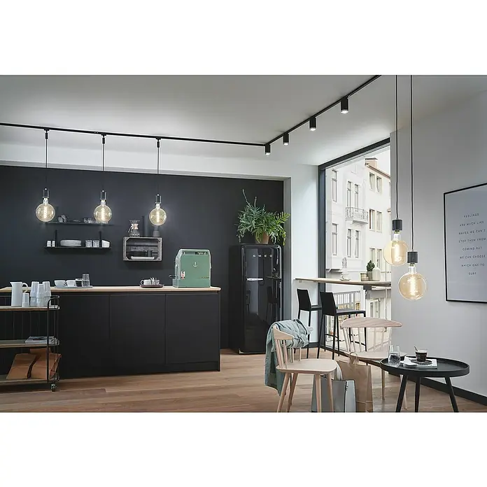 Paulmann URail Schiene100 cm, Metall, Schwarz - Eine moderne Küche mit stilvoller Beleuchtung und einem eleganten SMEG Kühlschrank.