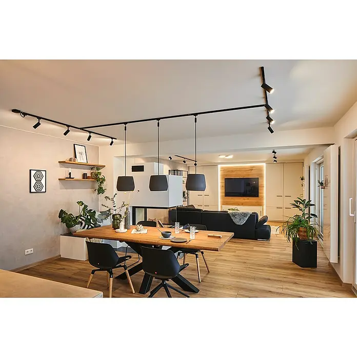 Paulmann URail 2Easy Pendelleuchte Basic - 20 W, Schwarz, Chrom, Höhe: 150 cm - Ein Wohnraum mit schwarzen Deckenleuchten, die eine moderne und stilvolle Beleuchtung über dem Essbereich und dem Wohnzimmer bieten.