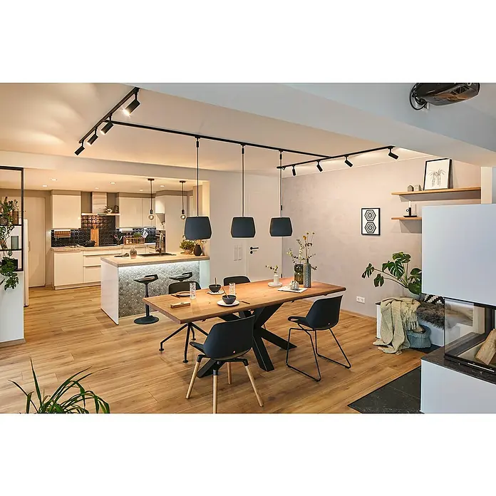 Paulmann URail LED-Spot Tubo - 4,5 W, L x B x H: 10,5 x 4,2 x 18,6 cm, Schwarz, Warmweiß - Eine moderne Esszimmereinrichtung mit einem Holztisch, schwarzen Stühlen und einer stilvollen Deckenbeleuchtung, die dem Raum ein elegantes Ambiente verleiht.