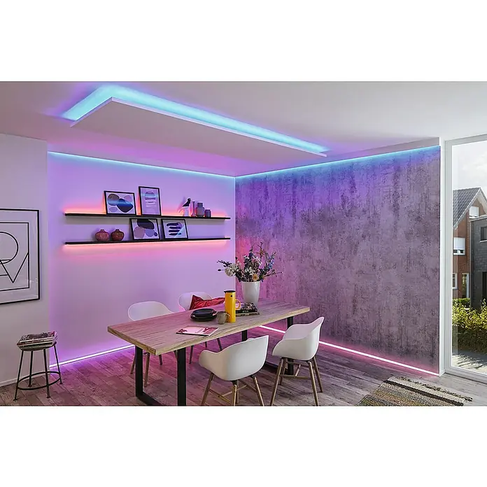 Paulmann MaxLED 250 LED-Band RGBW beschichtet IP44 - Länge: 1 m, Lichtfarbe: RGBW, 7 W, 270 lm, Anwendungsbereich: Außen - Esszimmer mit Esstisch, Stühlen, Regalen und farbigen LED-Leuchten, die eine moderne und einladende Atmosphäre schaffen.\n