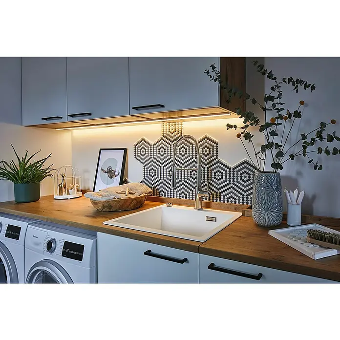 Paulmann Perfil difusor - Largo: 200 cm - Un elegante interior de lavandería con un fregadero moderno, un grifo a juego y soluciones de almacenamiento elegantes. El diseño contemporáneo cautiva.