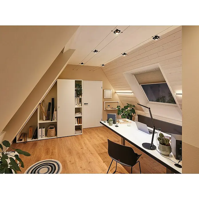 Paulmann Perfil Duo - Largo: 200 cm, Aluminio - Sala de trabajo con mobiliario de oficina bajo paredes inclinadas. La habitación cuenta con un escritorio y soluciones de almacenamiento.